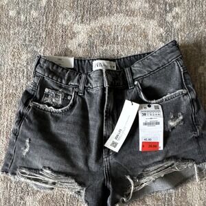 ZARA The Cut Off Shorts Distressed Black Denim USA 6 Button Zip Stretch Pockets